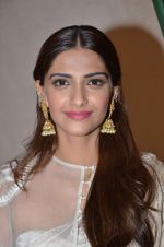 Sonam Kapoor at Le Mill launch in Colaba on 24th Oct 2015 (86)_562cc43b81f0b.JPG