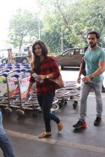 Emraan Hashmi snapped at airport on 25th Oct 2015 (34)_562dbf5c49fd5.JPG