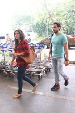 Emraan Hashmi snapped at airport on 25th Oct 2015 (35)_562dbf67bf42c.JPG