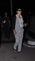 Kajol returns from Dilwale shoot in Hyderabad on 25th Oct 2015 (7)_562dc0f626d05.JPG