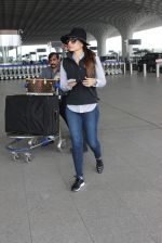 Kareena Kapoor snapped at airport on 25th Oct 2015 (31)_562dbfd3be61b.JPG