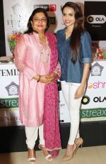 Dr Madhu Chopra (Priyanka Chopra_s Mother) & Miss India Gail D�silva at the launch of the _Femina To Your Rescue_ app at Police Gymkhana, Mumbai_5630945e23a95.jpg