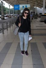 Prachi Desai snapped at airport in Mumbai on 27th Oct 2015 (15)_563090a669920.JPG