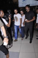 Randeep Hooda at the Airport after promoting Main Aur Charles on 27th Oct 2015 (11)_563090c548076.JPG
