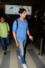 Zayed Khan snapped at airport on 28th Oct 2015 (18)_5631d698d4520.JPG