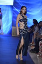 Model walk the ramp for Advitya by Esha Sethi Thirani Show at Gionee india beach fashion week day 1 on 29th Oct 2015 (21)_563318a9e5d3b.JPG