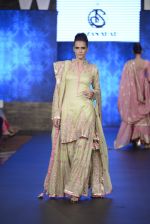 Model walk the ramp for Arzan Shad Show at Gionee india beach fashion week day 1 on 29th Oct 2015 (23)_5633191fe8037.JPG