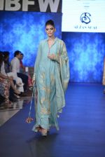 Model walk the ramp for Arzan Shad Show at Gionee india beach fashion week day 1 on 29th Oct 2015 (29)_56331927d771e.JPG