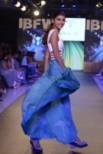 Model walk the ramp for Babita Malkani Show at Gionee india beach fashion week day 1 on 29th Oct 2015 (35)_56331c65ae23b.JPG