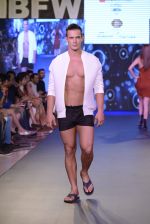 Model walk the ramp for James Ferriera Show at Gionee india beach fashion week day 1 on 29th Oct 2015 (54)_56331dd7d3eb7.JPG