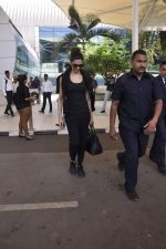 Deepika Padukone snapped at the airport on 30th Oct 2015 (17)_5634f54a286f2.JPG