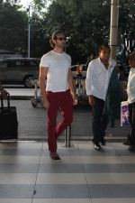 Hrithik Roshan snapped at the airport on 30th Oct 2015 (30)_56349a6882ac3.JPG