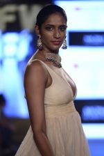 Model walk the ramp for Moni Aggarwal show on day 3 of Gionee India Beach Fashion Week on 31st Oct 2015 (28)_5635038994629.JPG