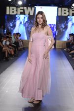 Model walk the ramp for Sukriti and Akruti show on day 3 of Gionee India Beach Fashion Week on 31st Oct 2015 (85)_56350370679f5.JPG