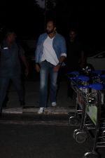 Rohit Shetty snapped at the airport on 30th Oct 2015 (33)_56349a6feeb3b.JPG