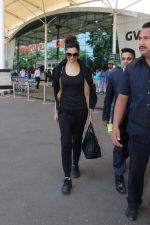 Deepika Padukone snapped at the airport on 31st Oct 2015 (41)_563601d56552e.JPG
