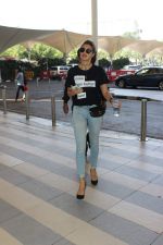 Jacqueline Fernandez snapped at the airport on 31st Oct 2015 (26)_563602082cfb2.JPG
