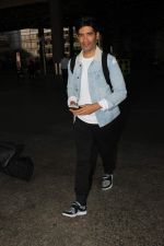 Manish Malhotra snapped at the airport on 31st Oct 2015 (30)_56360228e898a.JPG