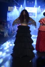 Model walk the ramp for Lalit Dalmia Show on day 2 of Gionee India Beach Fashion Week on 30th Oct 2015 (84)_5635ce378a964.JPG