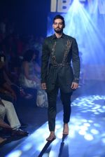 Model walk the ramp for Lalit Dalmia Show on day 2 of Gionee India Beach Fashion Week on 30th Oct 2015 (86)_5635ce3b80feb.JPG