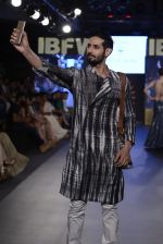 Model walk the ramp for Mayyur Girrotra Show on day 2 of Gionee India Beach Fashion Week on 30th Oct 2015 (51)_5635d1d350c50.JPG