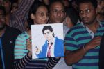 Shahrukh Khan meets fans on the eve of his 50th bday on 2nd Nov 2015 (65)_5637070363146.JPG