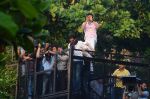 Shahrukh Khan meets fans on the eve of his 50th bday (1)_5638535e78f75.JPG