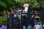 Shahrukh Khan meets fans on the eve of his 50th bday on 2nd Nov 2015 (22)_56385c6a51614.JPG