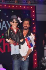 Shahrukh Khan meets fans on the eve of his 50th bday on 2nd Nov 2015 (5)_56385cee8bc0e.JPG