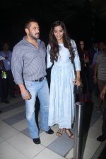 Salman Khan and Sonam Kapoor returns from Delhi on 4th Nov 2015 (16)_563b05048d4e4.JPG