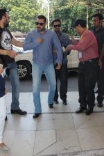 Salman Khan snapped at airport on 4th Nov 2015 (19)_563b02666f868.JPG