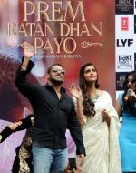 Salman Khan, Sonam Kapoor promote Prem Ratan Dhan Payo at Noida on 4th Nov 2015 (10)_563b0562863c3.jpg
