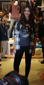 Sonam Kapoor in Delhi on 7th Nov 2015 (1)_563f700967700.jpg