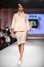 Model walks for Rahul Mishra in Kolkata for Blenders show on 8th Nov 2015 (16)_56404d9b0ac76.jpg