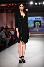 Model walks for Rahul Mishra in Kolkata for Blenders show on 8th Nov 2015 (19)_56404d9d6fc61.jpg