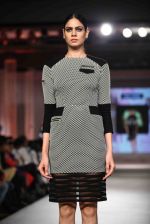 Model walks for Rahul Mishra in Kolkata for Blenders show on 8th Nov 2015 (22)_56404da05ec6f.jpg