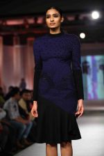 Model walks for Rahul Mishra in Kolkata for Blenders show on 8th Nov 2015 (24)_56404da1d75d6.jpg