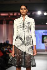 Model walks for Rahul Mishra in Kolkata for Blenders show on 8th Nov 2015 (33)_56404dab6a611.jpg