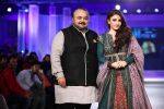 Soha Ali Khan walks for JJ Valaya in Kolkata for Blenders show on 8th Nov 2015 (1)_56404f9b98d43.jpg