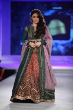 Soha Ali Khan walks for JJ Valaya in Kolkata for Blenders show on 8th Nov 2015 (26)_56404f9d1fd73.jpg