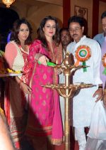 Neelam Kothari in Kolkatta for Kali Puja on 9th Nov 2015 (7)_5641fc0e3a4a9.jpg