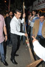 Sonu Nigam at the Inauguration of Lokhandwala Road to support the initiative Swachh Bharat Abhiyaan on 11th Nov 2015 (1)_5643822fb8c28.JPG