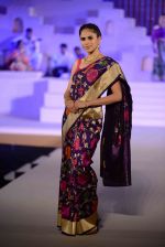 Model walk the ramp for Threads of Banares fashion show in Delhi on 15th Nov 2015 (17)_56498b9bf0aa1.jpg
