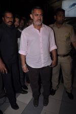 Aamir Khan injured and snapped at airport  on 16th Nov 2015 (16)_564adaf7d7ab5.JPG