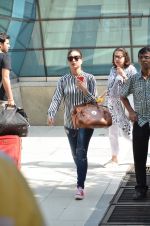 Kareena Kapoor, Babita snapped at airport on 16th Nov 2015 (61)_564adb39d9975.JPG