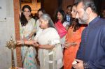Jaya Bachchan at art exhibition launch with Bindu Kapoor of Yes Bank on 18th Nov 2015 (17)_564d810eceade.JPG