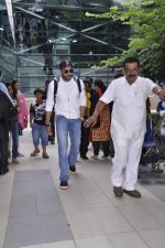 Abhishek Bachchan snapped at airport on 22nd Nov 2015 (3)_5652c9508f2da.JPG