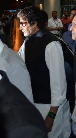 Amitabh Bachchan in Kolkata post Piku gets amazing welcome at airport by fans on 26th Nov 2015 (13)_565808202a97a.jpg