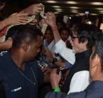 Amitabh Bachchan in Kolkata post Piku gets amazing welcome at airport by fans on 26th Nov 2015 (15)_5658082367a50.jpg