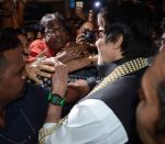 Amitabh Bachchan in Kolkata post Piku gets amazing welcome at airport by fans on 26th Nov 2015 (17)_565808253336d.jpg